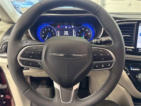 Used 2023 Chrysler Pacifica Limited image 8