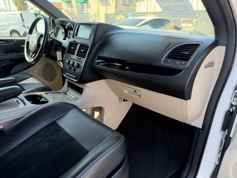 Used 2018 Dodge Grand Caravan SXT image 20