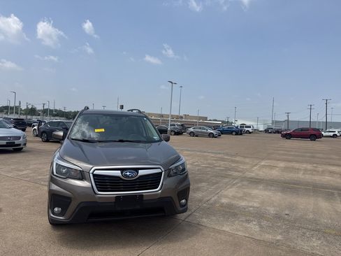 Used 2021 Subaru Forester Premium w/ Popular Package #1 AWD/4WD image 4