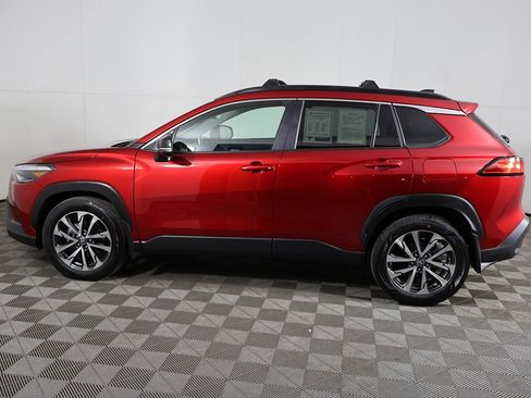 Used 2025 Toyota Corolla Cross XLE image 13