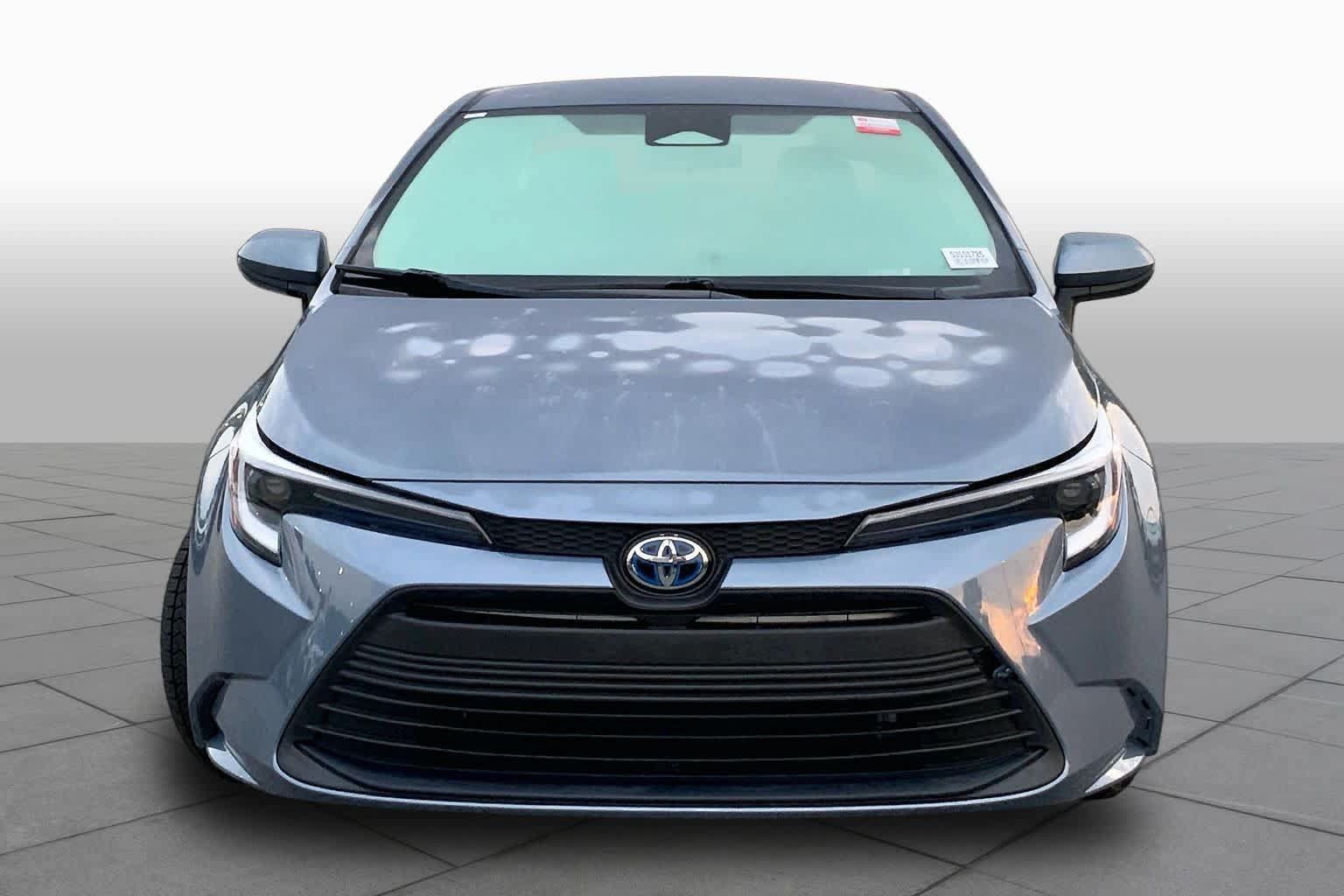 Used 2025 Toyota Corolla LE FWD image 4