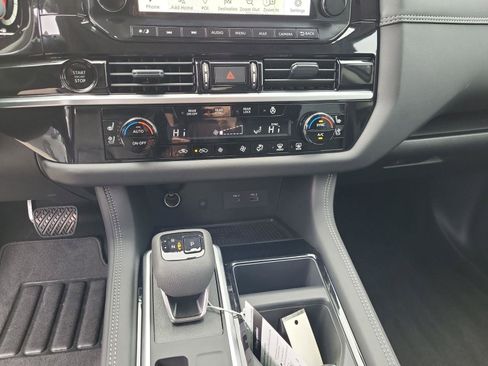 New 2025 Nissan Pathfinder Platinum w/ Black Appearance Package image 16