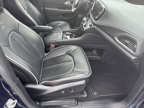 Used 2025 Chrysler Pacifica Limited image 13