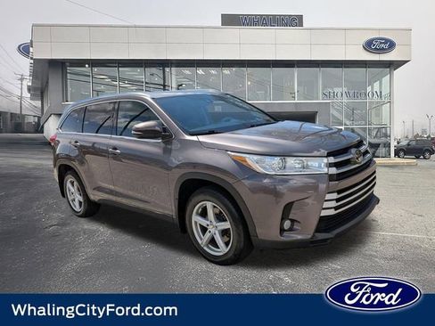 Used 2017 Toyota Highlander XLE AWD/4WD image 1