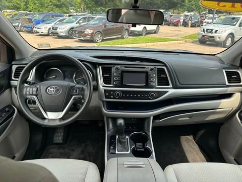 Used 2015 Toyota Highlander LE image 10