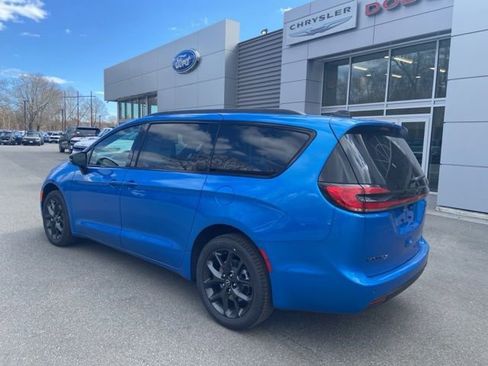 New 2026 Chrysler Pacifica Select image 4