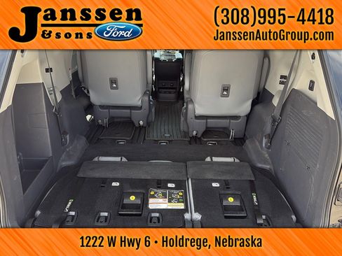 Used 2021 Toyota Sienna Limited image 18