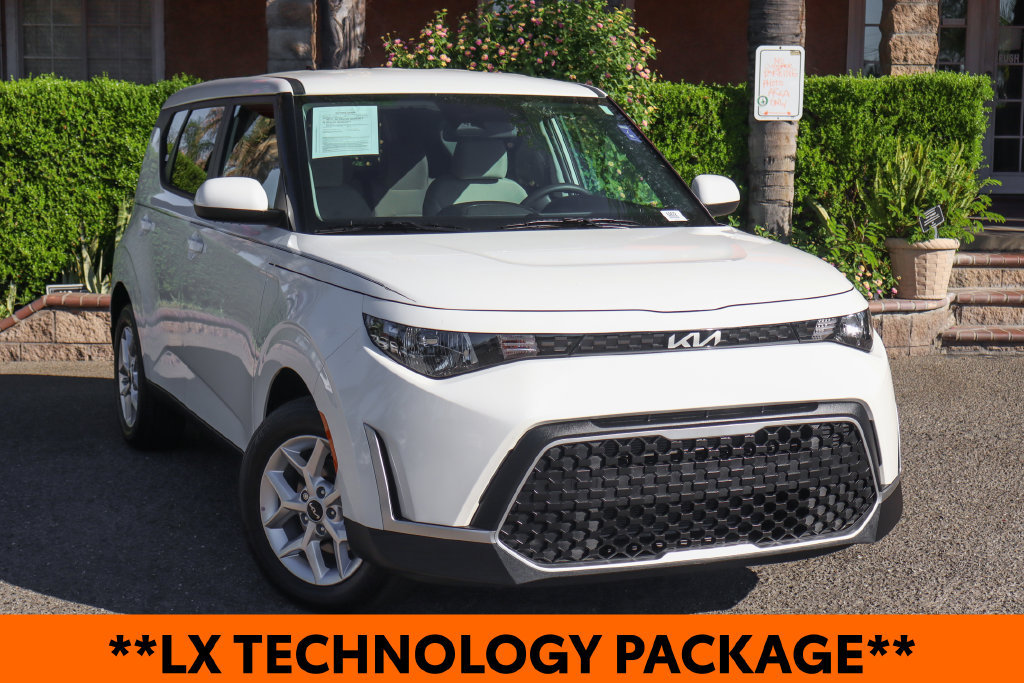Used 2025 Kia Soul LX w/ LX Technology Package FWD image 2