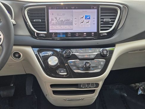 Used 2023 Chrysler Pacifica Touring-L FWD image 15