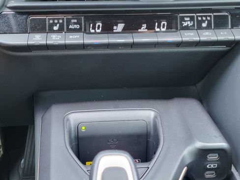 Used 2023 Toyota Crown AWD/4WD image 18