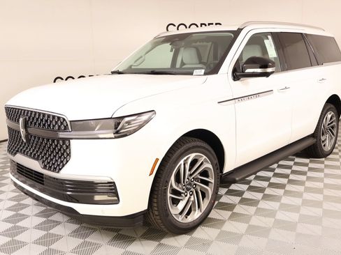 New 2026 Lincoln Navigator Premiere AWD/4WD image 11