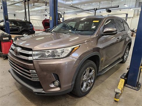 Used 2017 Toyota Highlander Limited image 2