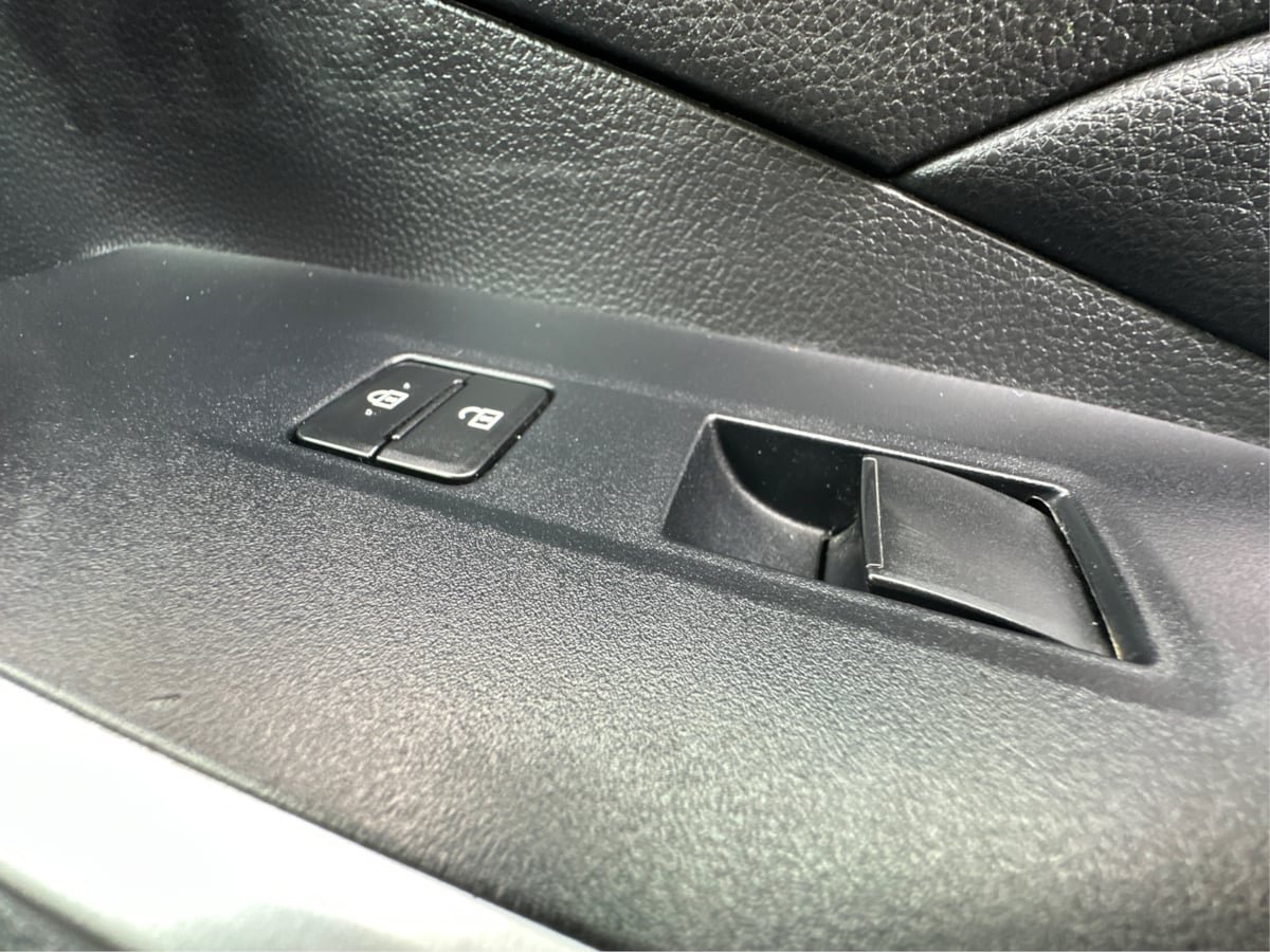 Used 2021 Toyota RAV4 LE AWD/4WD image 11