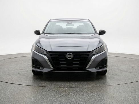 Used 2025 Nissan Altima 2.5 SV FWD image 2