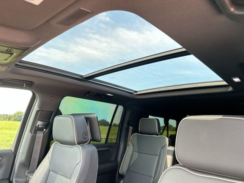 New 2025 Chevrolet Suburban Premier image 22