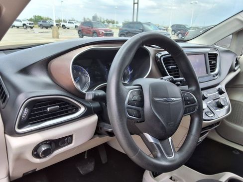 Used 2020 Chrysler Voyager L FWD image 10