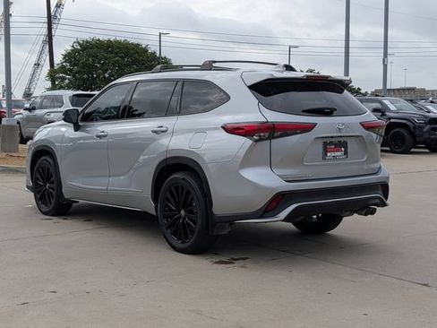 Used 2023 Toyota Highlander XSE FWD image 9