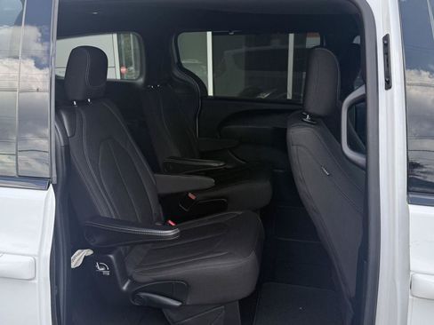 Used 2018 Chrysler Pacifica Touring Plus w/ S Appearance Package FWD image 19
