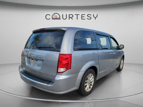 Used 2019 Dodge Grand Caravan SE FWD image 3