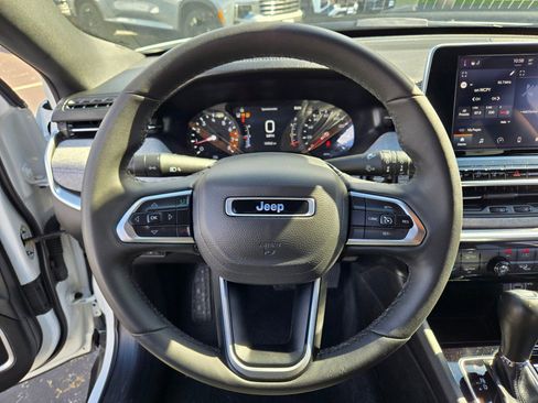 Used 2025 Jeep Compass Latitude image 31
