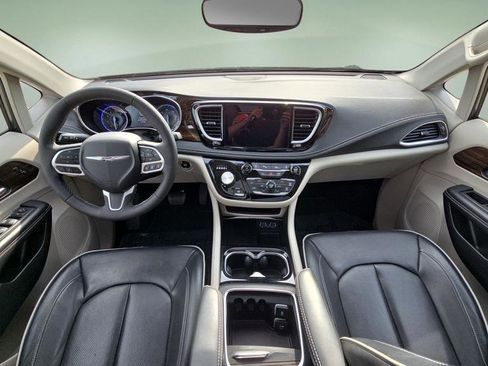 Used 2023 Chrysler Pacifica Limited image 18