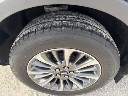 Used 2022 Lincoln Nautilus FWD w/ Premium Package image 27