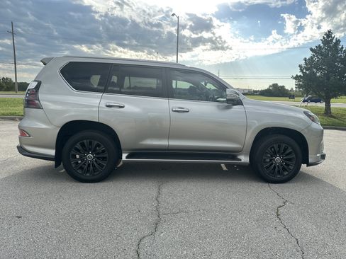 Used 2023 Lexus GX 460 Luxury w/ Sport Design Package AWD/4WD image 11