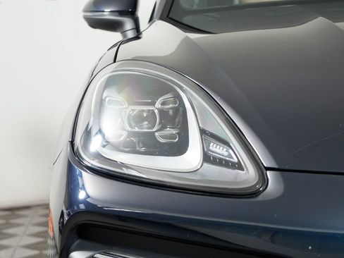 Certified 2023 Porsche Cayenne w/ Premium Package AWD/4WD image 10