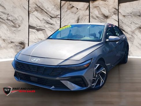 Used 2025 Hyundai Elantra Limited FWD image 3