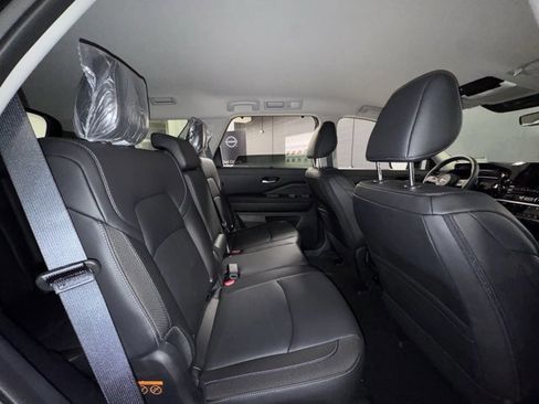 New 2025 Nissan Pathfinder SL image 10