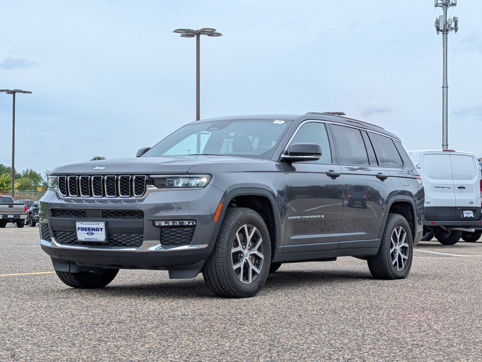 Used 2024 Jeep Grand Cherokee L Limited AWD/4WD image 1