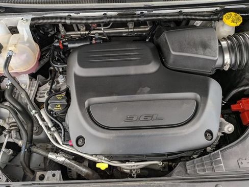 Used 2024 Chrysler Pacifica Touring-L FWD image 32