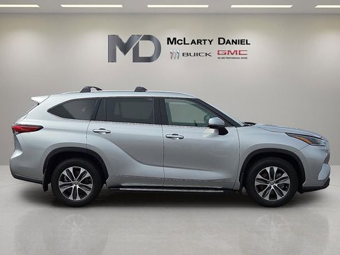 Used 2021 Toyota Highlander XLE image 6