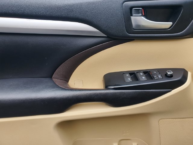 Used 2017 Toyota Highlander XLE AWD/4WD image 14