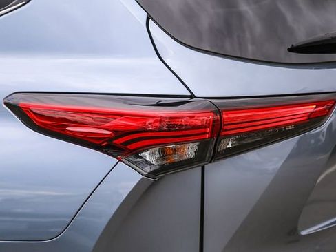 Used 2023 Toyota Highlander Limited AWD/4WD image 10