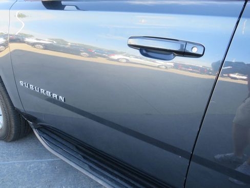 Used 2020 Chevrolet Suburban LT image 29