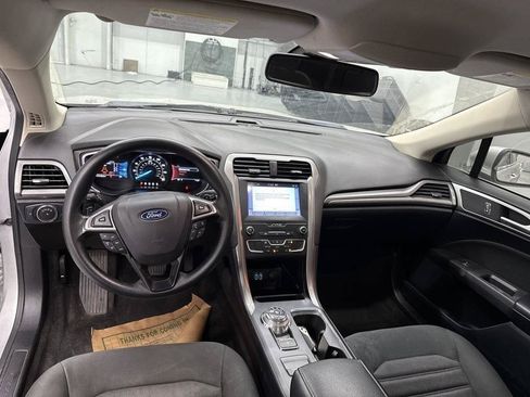Used 2019 Ford Fusion SE FWD image 5