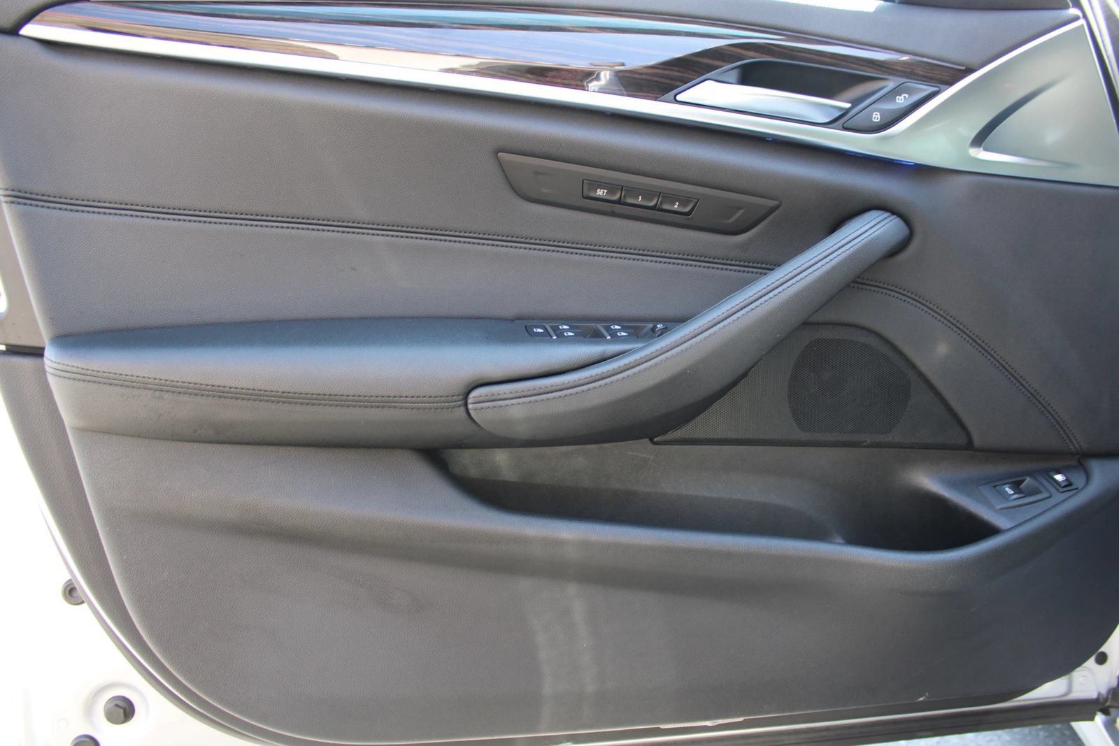 Used 2019 BMW 530e w/ Premium Package RWD image 3
