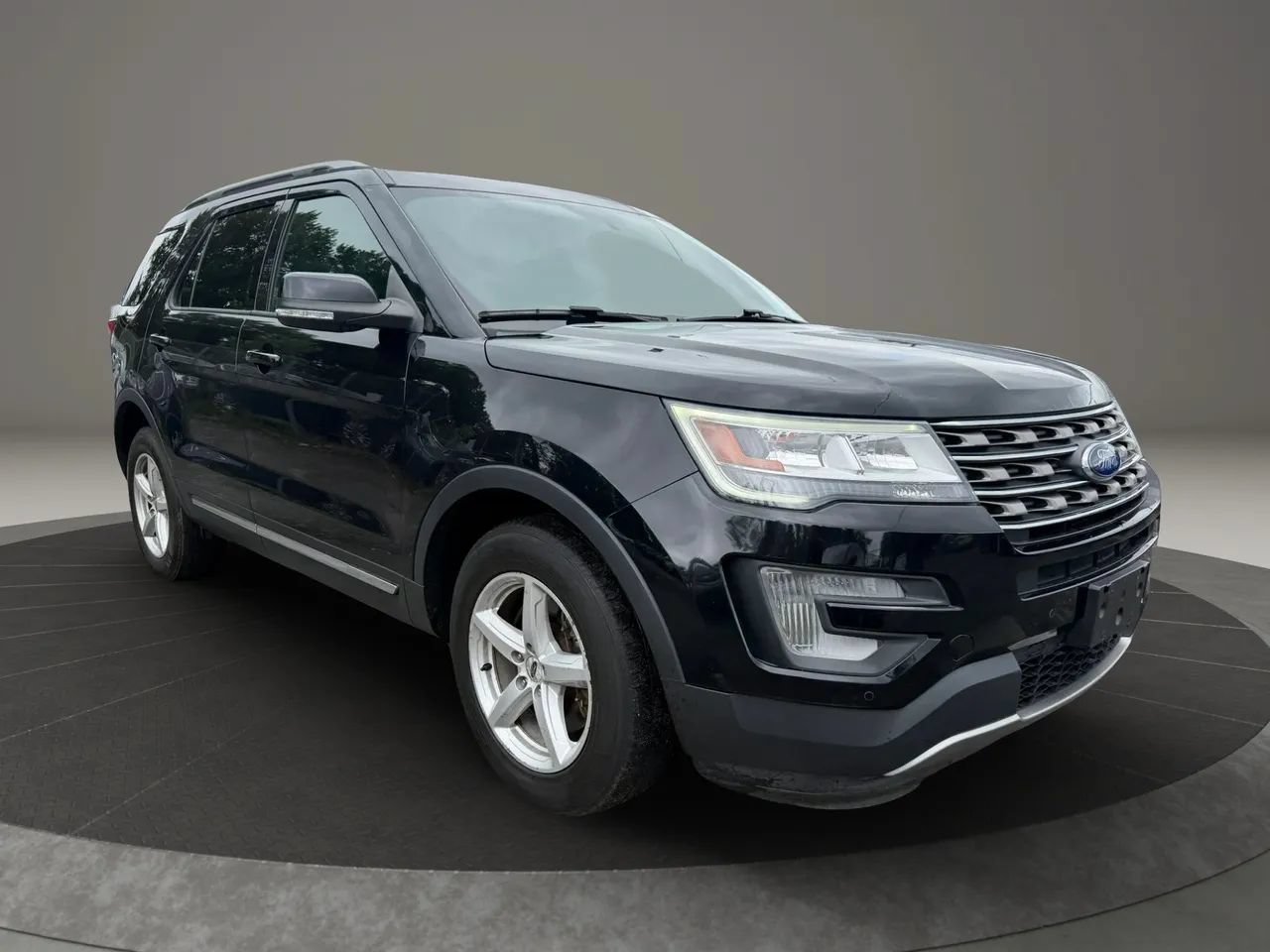 Used 2017 Ford Explorer XLT w/ Equipment Group 202A AWD/4WD image 3