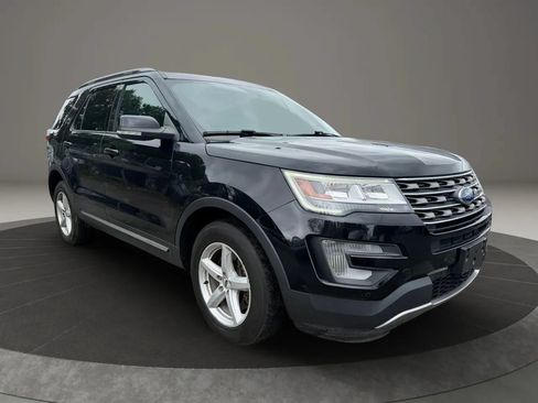 Used 2017 Ford Explorer XLT w/ Equipment Group 202A AWD/4WD image 3