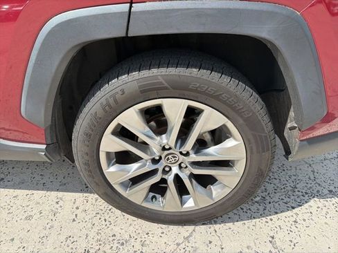 Used 2020 Toyota RAV4 XLE Premium FWD image 6