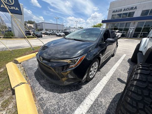 Used 2022 Toyota Corolla LE FWD image 3