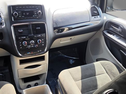 Used 2016 Dodge Grand Caravan SE FWD image 4