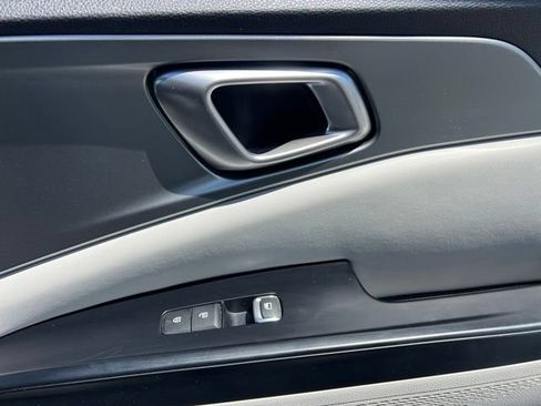 Used 2022 Kia Carnival LX FWD image 33