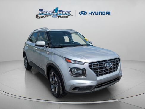 Used 2022 Hyundai Venue SEL FWD image 1