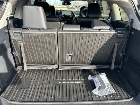 Used 2026 Toyota Highlander Limited image 15