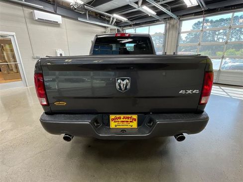 Used 2017 RAM 1500 Express AWD/4WD image 4