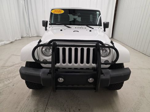 Used 2016 Jeep Wrangler Unlimited Rubicon w/ Connectivity Group AWD/4WD image 8