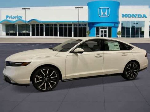 Used 2025 Honda Accord Touring image 2