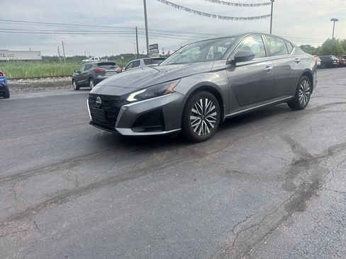 Used 2023 Nissan Altima 2.5 SV w/ SV Premium Package AWD/4WD image 8